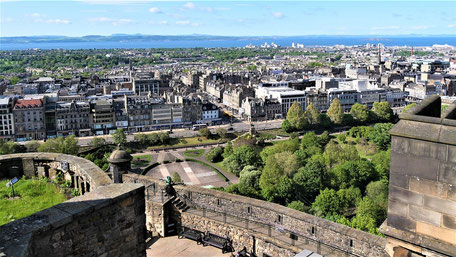 Edinburgh Sehenswürdigkeiten & Geheimtipps: Blick von der Burg über die Stadt
