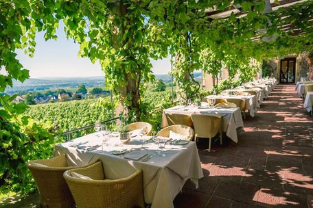 Rheingau Weingut Hotel: Burgterrasse mit Ausblick © Burg Schwarzenstein