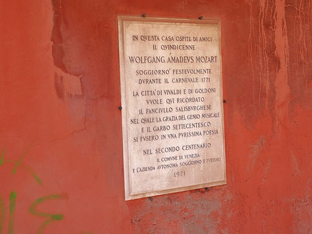 Venedig Reisetipps: Gedenktafel zu Ehren des berühmten Gastes