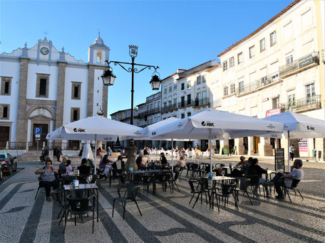 Portugal Urlaub Tipps: Gemütliche Plätze in der Altstadt von Évora