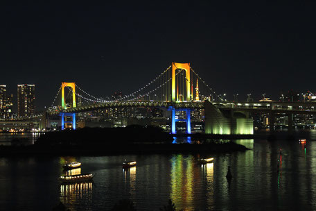 Tokio Geheimtipps & Reisetipps: ... und angestrahlt in den Farben des Regenbogens