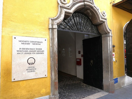 Mozart in Salzburgn: Sehenswürdigkeiten & Orte: Eingang zum Geburtshaus
