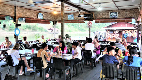 Taman Negara Tour: Dinner im schwimmenden Restaurant auf dem Fluss