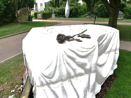 Zentraler Friedhof Wien Prominente Grabsuche: Udos weißer Flügel 
