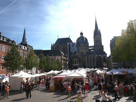 Top 10 Sehenswürdigkeiten Aachen: Immer viel los auf dem Katschhof