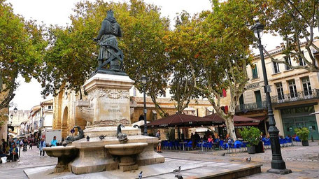 Camargue Urlaub Frankreich: Marktplatz von Aigues-Mortes