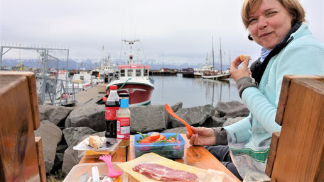 Island Rundreise Mietwagen: Picknick am Hafen