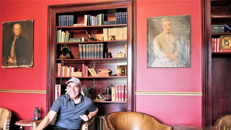 Schottland Castle Unterkunft: Ghostbuster in der Bibliothek... unter den Portraits des Viscount und seiner Gattin