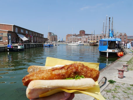 Wismar Tipps & Geheimtipps: Fischbrötchen Lunch im Alten Hafen