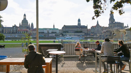 Dresden Geheimtipps & Reisetipps: Blick auf die Brühlsche Terrasse vom Biergarten Narrenhäusl