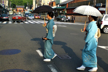 Japanische Geishas auf dem Weg zur Arbeit
