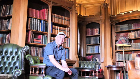 Schottland Castle Unterkunft: In der Bibliothek kannst Du Dich über die Geschichte der Burg informieren