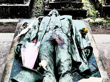 Friedhof Père Lachaise Paris: Sexiest Man (not) alive...