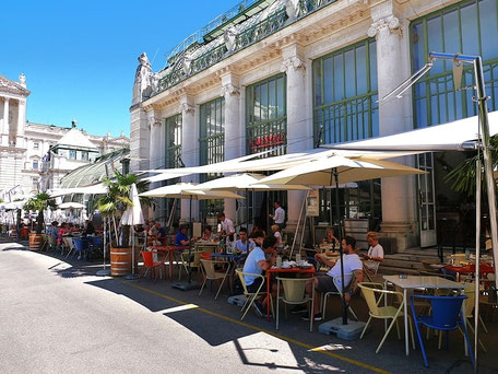 Wien Insider Tipps & Geheimtipps: Terrasse des Cafés mit Blick in den Hofgarten