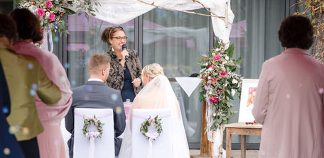Traurednerin Ursula Weber lädt das Brautpaar zum festlichen Auszug ein.