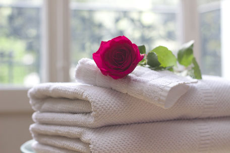 Saubere Handtücher dekoriert mit einer Rose