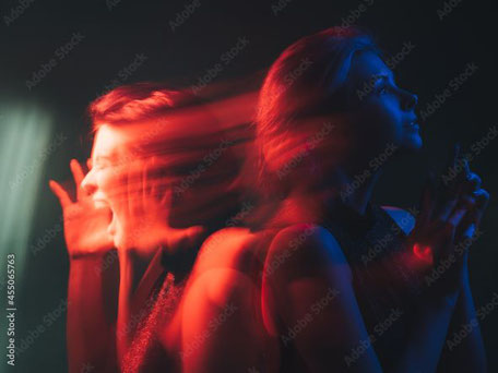 Fotomontage einer Frau mit einer verrückten und einer in sich ruhenden Ausstrahlung