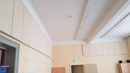 Dieses wunderschöne Musikzimmer gehört zur Grundschule Königstein. Hier sehen Sie weiße Schallabsorber an der Wand. 