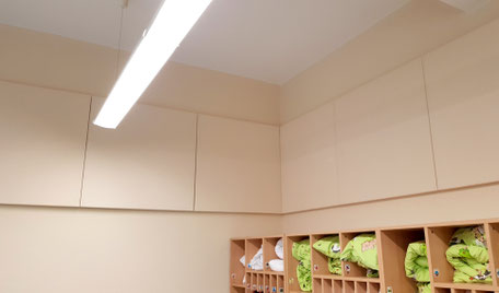 Auf dem Bild ist ein Schlafbereich einer Kindertagesstätte zu sehen. Hier wurden um die Wand herum Akustikabsorber angebracht, um das Wohlfühlklima im Raum zu verbessern. Wir haben einfache Farben verwendet, um das Raumkonzept nicht zu zerstören. 