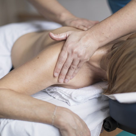 Schultermassage an einer Frau