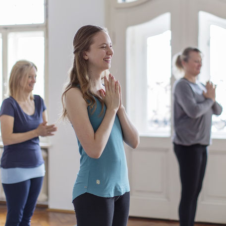 Yogakursschülerinnen im Kurs