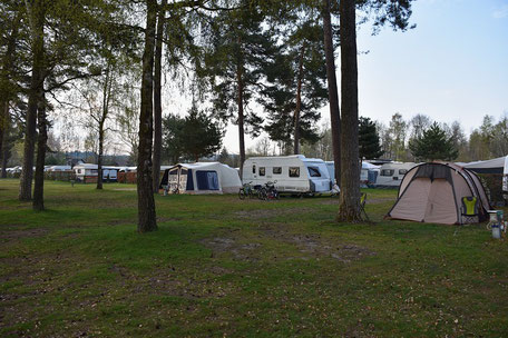 Ein ebener Campingplatz - Port Plage Avenches