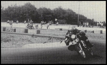 Une Peugeot (n°33) pilotée par Gilles Massart en pleine attaque pour essayer de suivre le rythme des Caminos