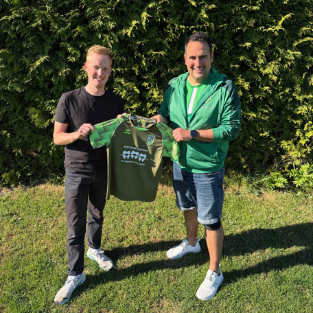 Kieferorthopädie Gröbenzell bei Trikotübergabe an Verein FC Grün-Weiss