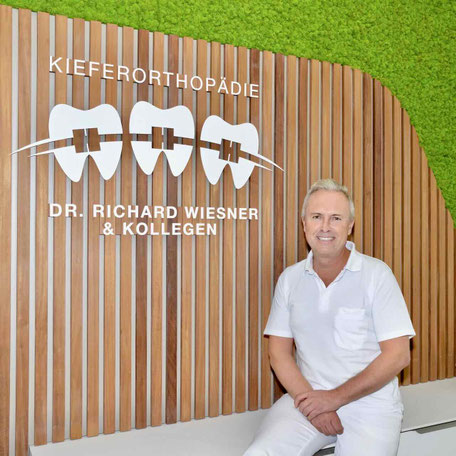 Kieferorthopäde Dr. Wiesner am Empfang in Gröbenzell.