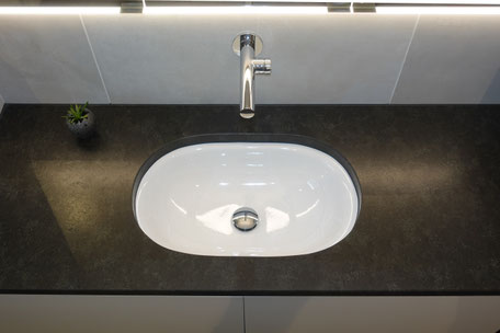 Moderne, wassersparende Armatur im Badezimme