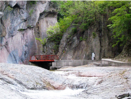 吹割の滝の岩場