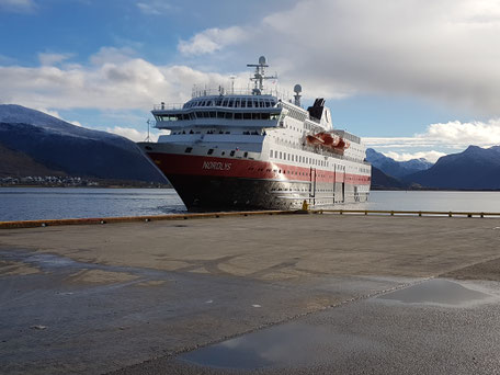 Hurtigruten Schiff beim Einlaufen in den Hafen