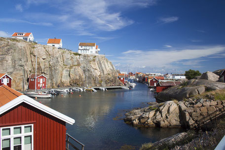 bunte Holzhäuser auf Felsen an der Küste in Bohuslän Schweden