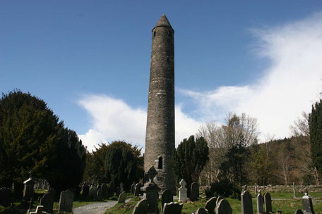 Rundturm auf einem Friedhof in Glendalough