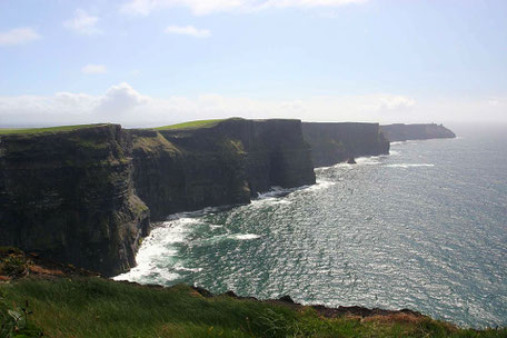 Küstenlinie der Cliffs of Moher in Irland bei schönem Wetter