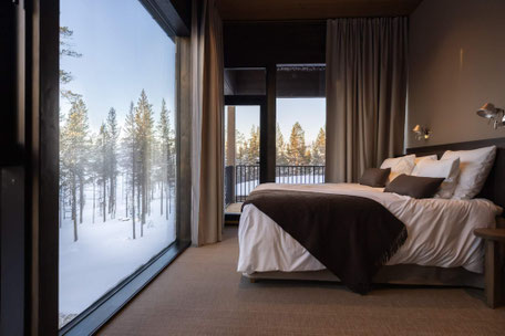 Blick aus dem Galdu Hotel auf den verschneitet Wald