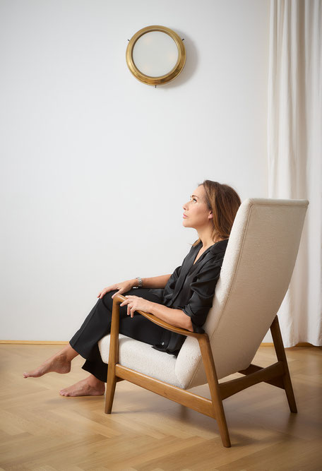 Barbara Ballabio, progettista co-founder, con Andrea Burgio, di BBA Studio a Milano, è l'architetta e padrona di questa casa. La poltrona è Modello 829 di Arnestad Bruk (Cassina).