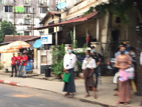 ヤンゴン市内　ピーロードのバス停（17時すぎ）