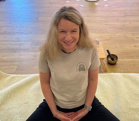Yvonne sitzt auf Decke