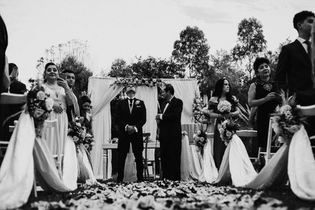 carlos-j-correa-fotografo-bodas-quito-destino-Casa-San-Juan-cumbaya-novio-traje