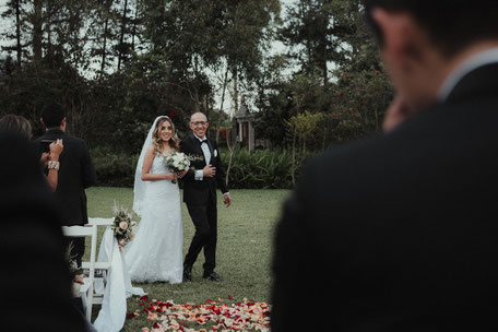 carlos-j-correa-fotografo-bodas-quito-destino-Casa-San-Juan-cumbaya-vestido-novia