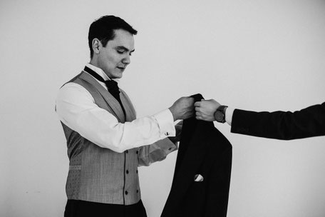 carlos-j-correa-fotografo-bodas-quito-destino-Casa-San-Juan-cumbaya-novio-traje