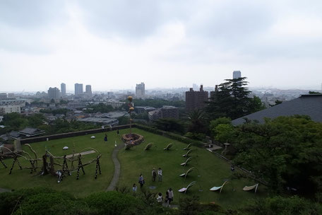 『小原流盛花記念館』から屋上庭園を見た画像