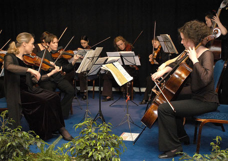 Es spielen Solistinnen des ersten Frauen-Kammerorchesters von Österreich