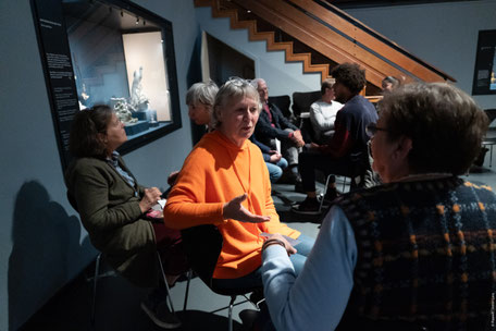 Bild von 2023: Menschen kommen bei einer Veranstaltung zur Vielfaltswoche miteinander ins Gespräch. Foto: Armin-Levy Raawi