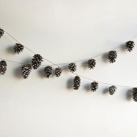 10 Pine cone Christmas decor DIY, Pine cone garland, image via calmmoment