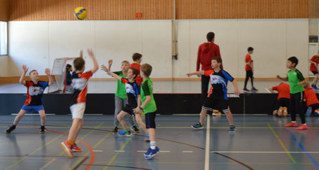 Die jüngsten Knaben vollbringen im Linienball ausgezeichnete Verteidigungsarbeit.