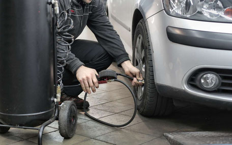 Service de réparation des crevaisons, conseil pour l'achat de pneus, prestation de montage et d'équilibrage de vos pneus. Notre équipe experte assure la pose de vos pneus, pour vous équiper toute l'année à prix concurrentiels.