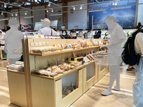 商品を手に取りやすい什器、照明効果を提案