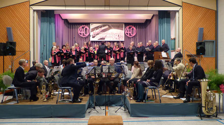 Die Sängerfreunde Leerstetten präsentierten am 4. November in der Gemeindehalle Schwanstetten ihr Jubiläumskonzert unter dem Motto „ Musik ist unsere Welt“. 